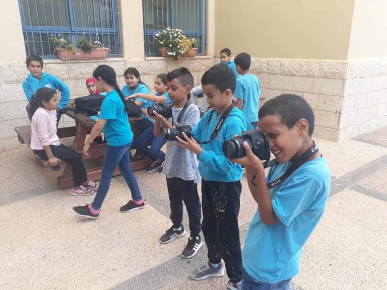 פעילות יוזמת שקט מצלמים! ילדים מצלמים בחוץ בהשגחת מורה