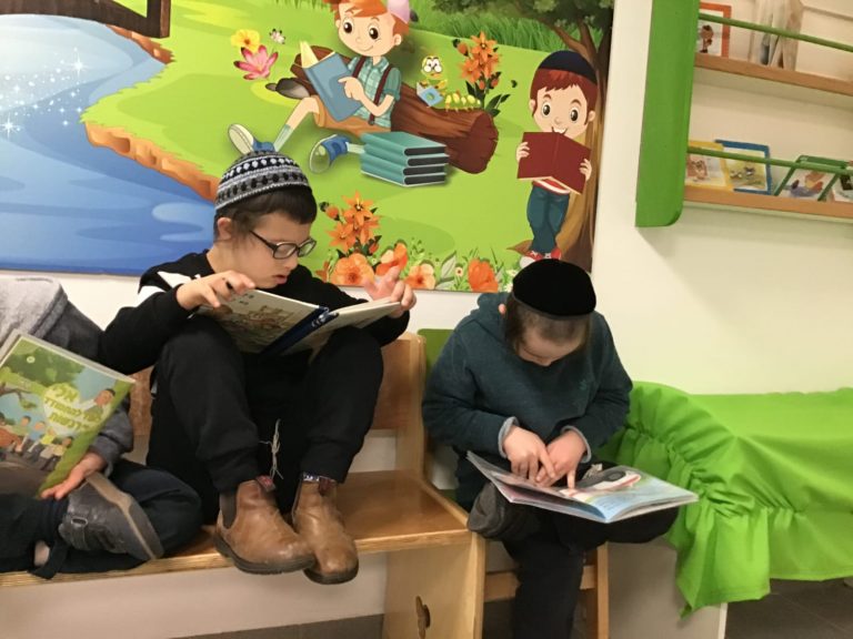 ילדים קוראים ספר בבית הספר במסגרת שעות הפעילות ביוזמה