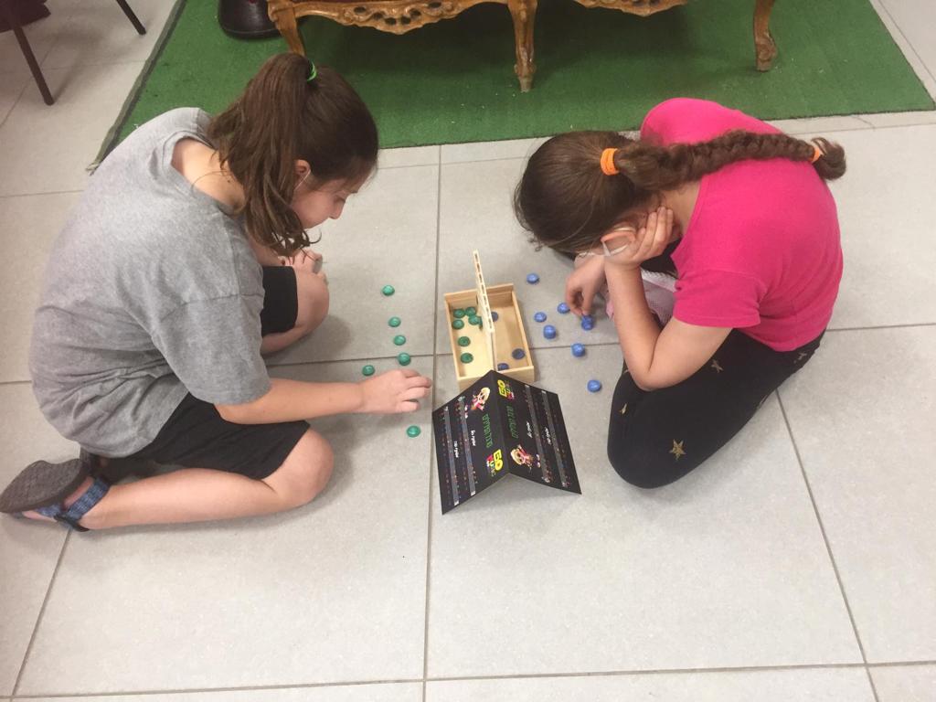 ילדות משחקות ביחד במסגרת פעילות יוזמה