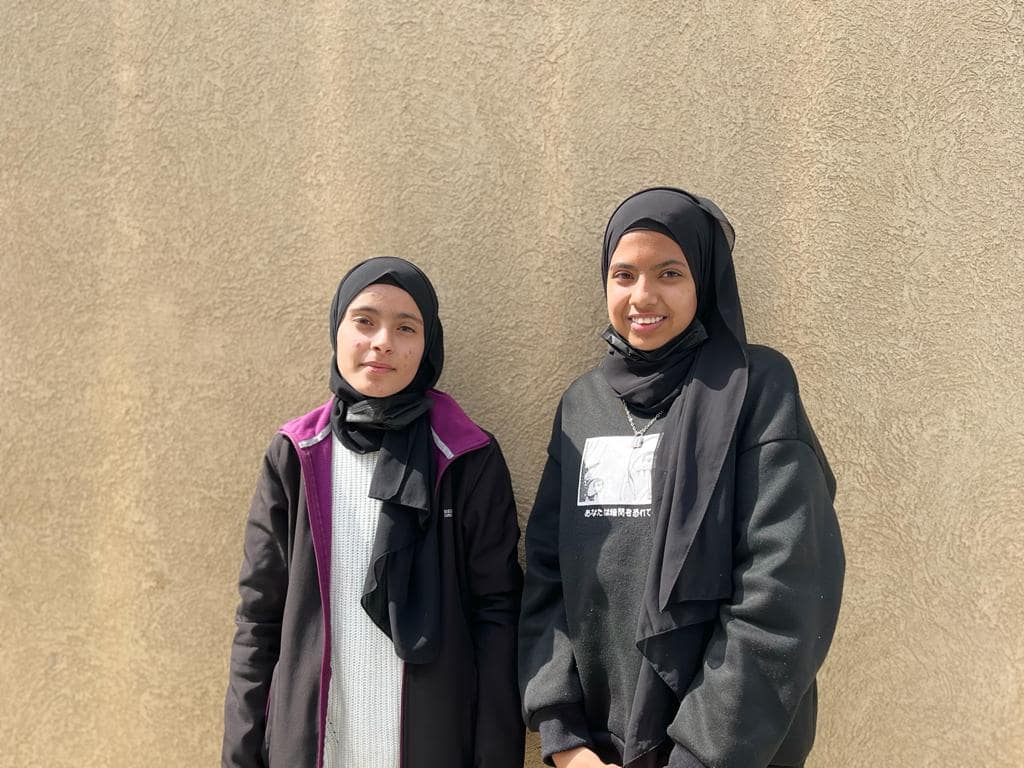 שתי תלמידות מחייכות למצלמה